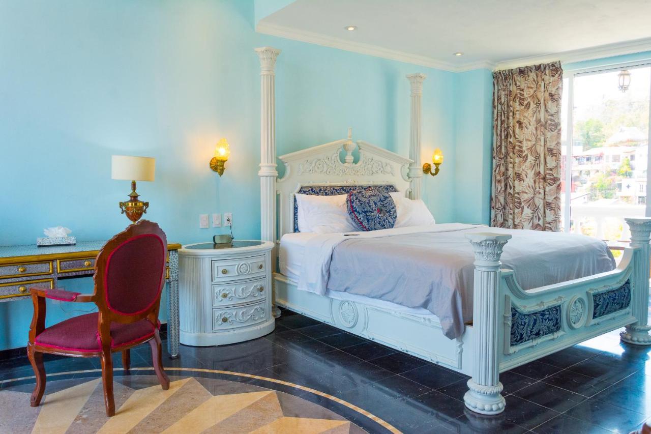 Habitación con cama extragrande y vistas al mar