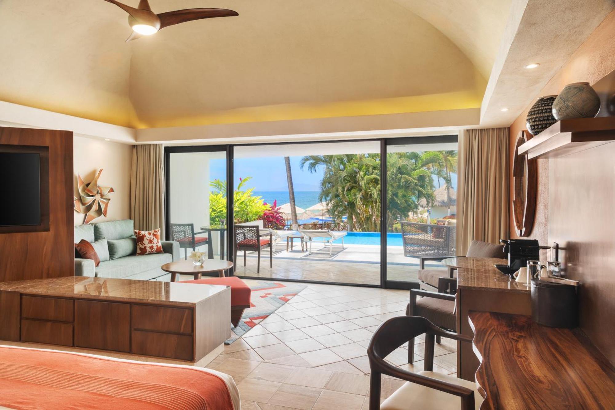 Club King Suite Ocean View Swim Up