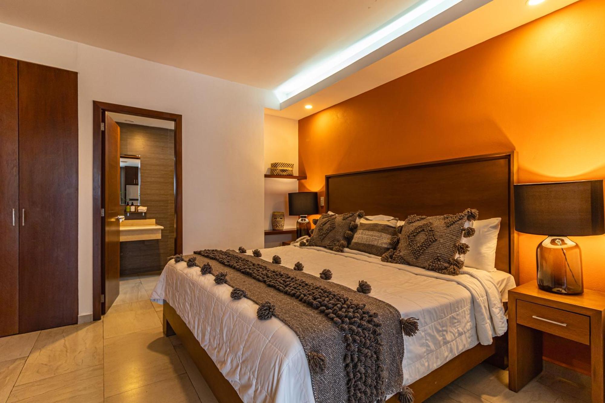 Suite con cama extragrande y vistas a la ciudad y a la montaña