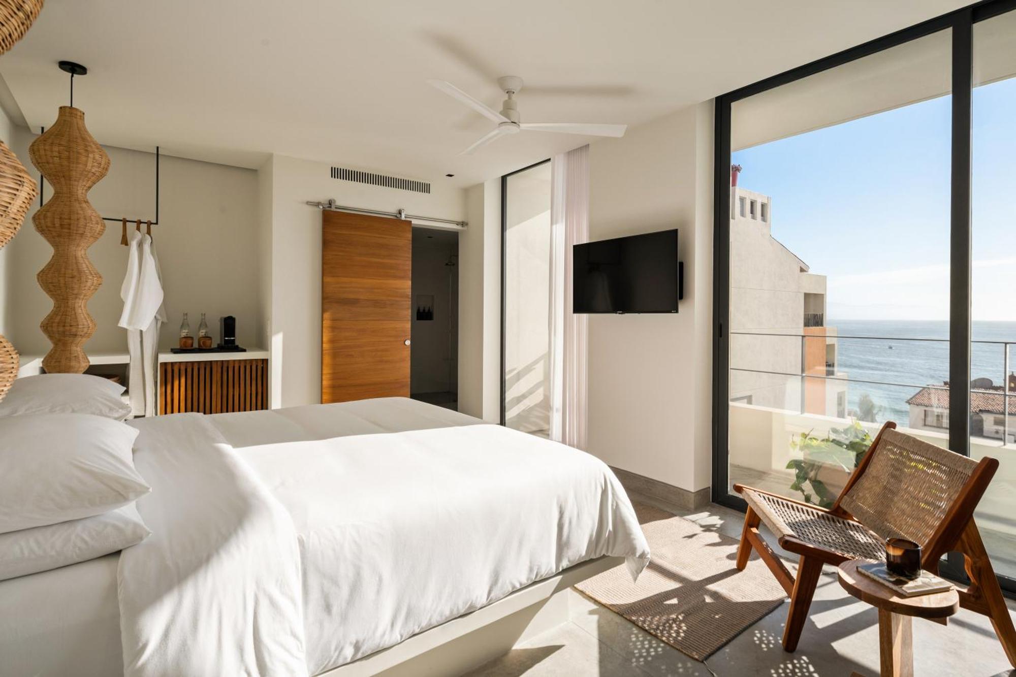 Habitación con cama extragrande y vistas al mar