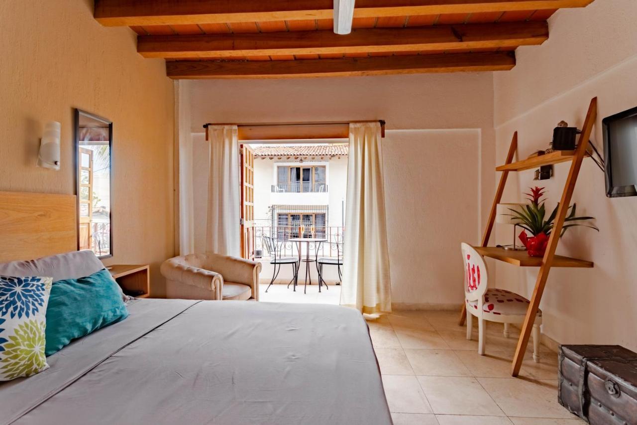 Suite con cama grande y balcón